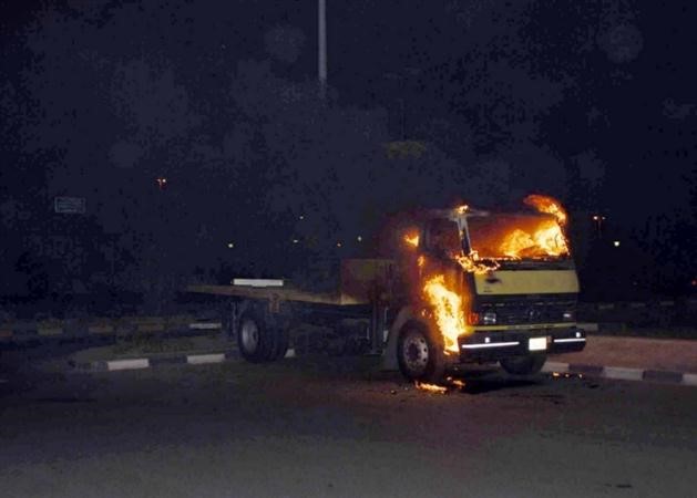 النيران تشتعل في شاحنة تابعة للبلدية في المنطقة﻿