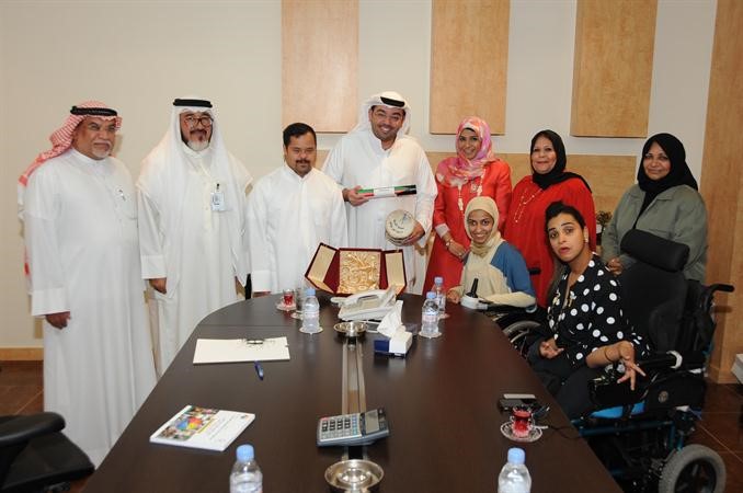 رئيس التحرير الزميل يوسف خالد المرزوق والزميل يوسف عبد الرحمن مع وفد الجمعية الكويتية لاولياء امور المعاقين ﻿