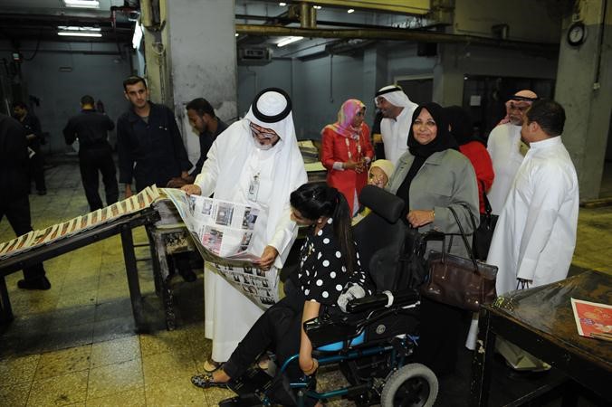 الزميل يوسف عبد الرحمن يطلع الوفد على الجريدة اثناء الطباعة﻿