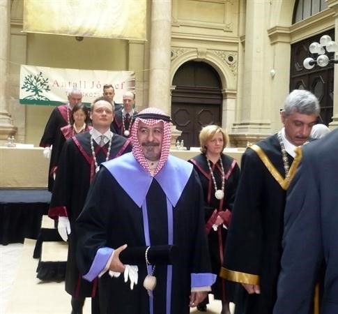 الشيخ دمحمد الصباح بعد تسلمه الدكتوراه الفخرية من جامعة كورفينوس الهنغارية العريقة﻿