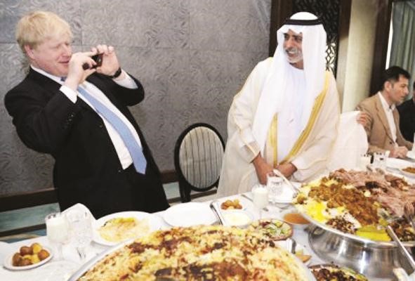 عمدة لندن يلتقط صورة للمائدة العامرة﻿