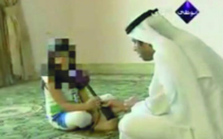 بالفيديو.. عامل يعتدي جنسياً على طفلة داخل مدرسة خاصة في الإمارات