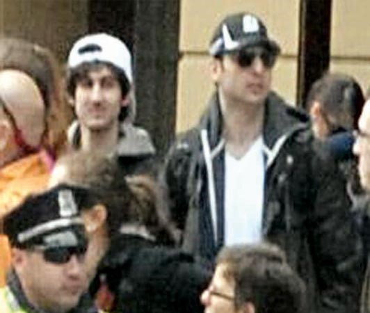 صورة وزعها مكتب التحقيقات الفيدرالي امس للمشتبه بهما معا بين الحشود قبل تفجيرات بوسطن الاثنين الماضي اپ