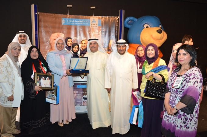 انتصار السويدي تهدي محمد الكندري درعا تذكارية﻿
