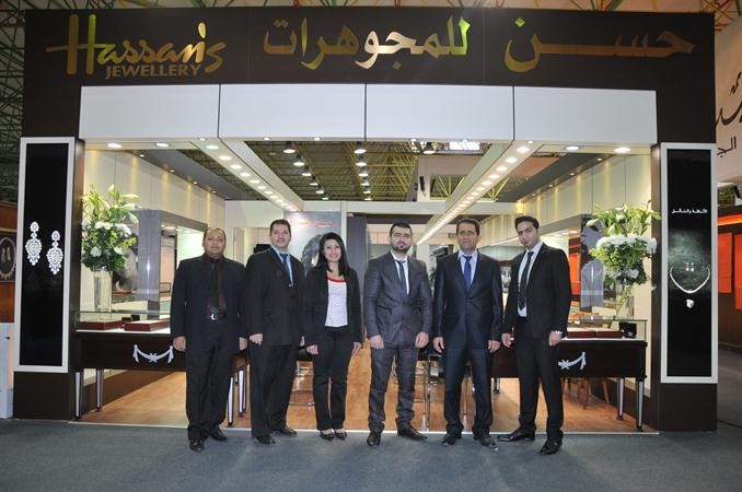 مسؤولو شركة مجوهرات حسن في صورة تذكارية بجناح الشركة بمعرض الذهب 	محمد خلوصي﻿
