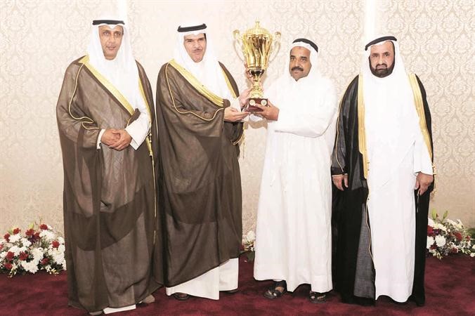 الشيخ سلمان الحمود يسلم احد الكؤوس بحضور فيصل الجزاف وحسين الدواس