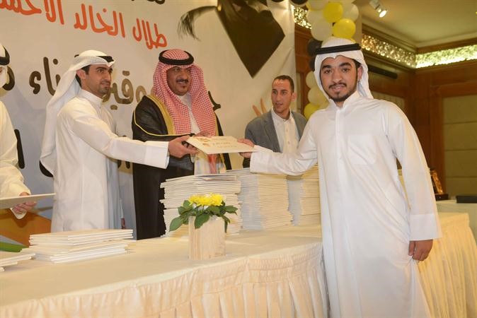 الشيخ طلال الخالد وياسر الكندري يكرمان احد متفوقي منطقة بيان﻿
