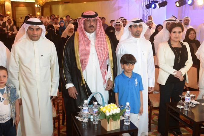 الشيخ طلال الخالد وعبد الله الكندري وم اشواق المضف وياسر الكندري في مقدمة الحضور خلال حفل تكريم المتفوقين﻿