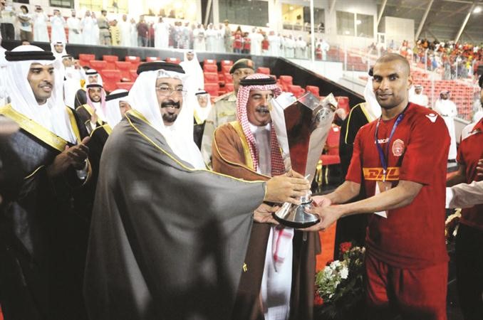ممثل ملك البحرين يسلم كاس البطولة الى كابتن المحرق ابراهيم المشخص
