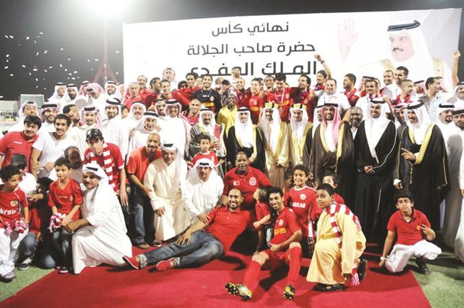 فرحة لاعبي المحرق بالحصول على الكاس