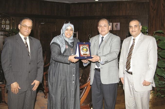 دعبدالخالق رئيس الجامعة يقدم للزميلة هناء السيد درع جامعة طنطا ﻿