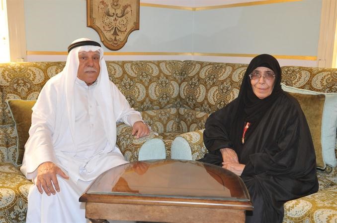 طيبة صالح التوحيد خلال اللقاء مع الزميل منصور الهاجري