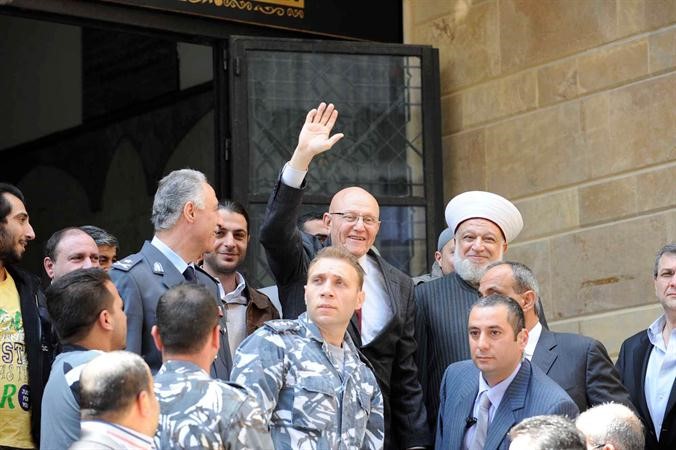 الرئيس المكلف تمام سلام محييا المصلين بعد اداء صلاة الجمعة في مسجد الفاروق في بيروت محمود الطويل