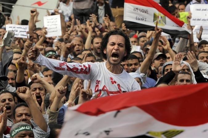 جانب من التظاهرات في جمعة تطهير القضاء امام دار القضاء العالي رويترز 