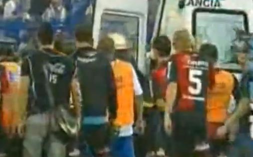 بالفيديو ... محاولات إسعاف لاعب أرجنتيني أصيب بنوبة قلبية أثناء المباراة