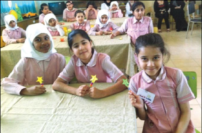 الطالبات اثناء مشاركتهن في ورشة عمل بالاسبوع الثقافي