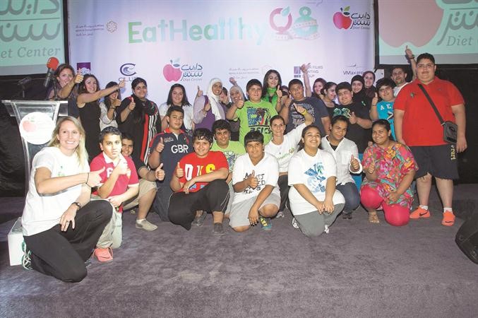 لقطة تذكارية للمشاركين بمبادرة Eat Healthy Q8 متين غوزال