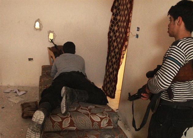 عناصر من الجيش الحر يتمركزون في احد مواقع المواجهات في مدينة حلب رويترز