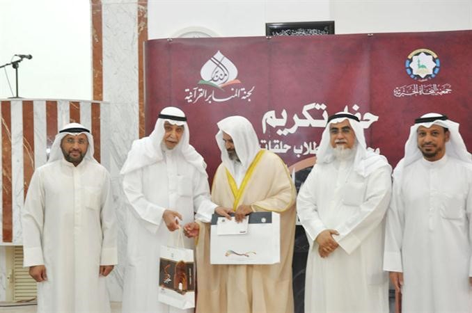 المذكور يكرم اكبر طالب في الحلقات﻿
