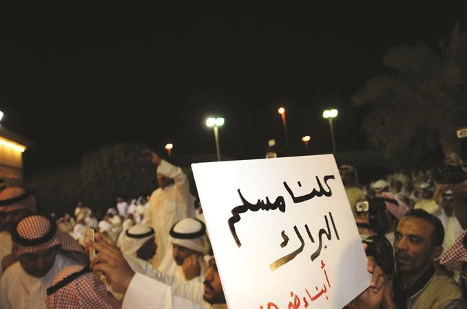 لافتة تاييد للبراك من الحاضرين في ديوانه امس