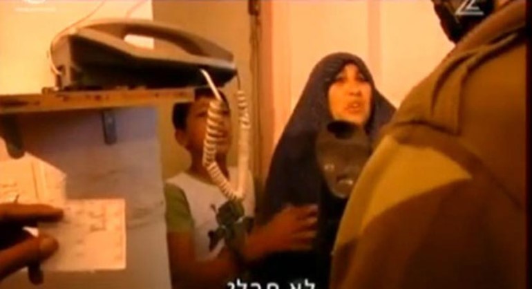 بالفيديو.. مقطع مؤثر لطفل فلسطيني يطالب معتقليه الإسرائيليين بتأجيل إعتقاله لحين الإنتهاء من إمتحاناته