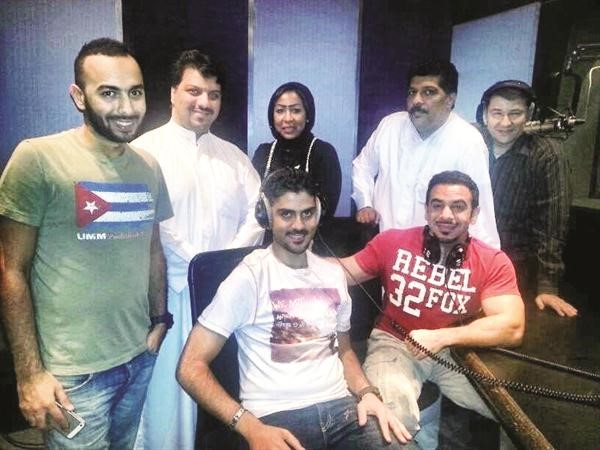صورة جماعية لفريق عمل برنامج فنون مغناة﻿