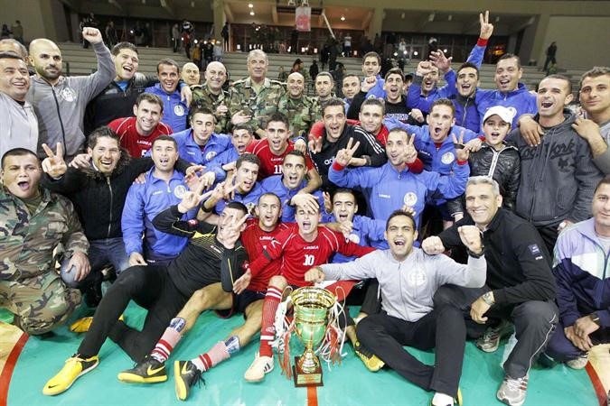 فرحة اللاعبين بالكاس لعام 2013