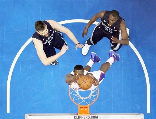 لاعب لوس انجيليس كليبرز اريك بليدسو يسجل بطريقة استعراضية في سلة ممفيس افپ