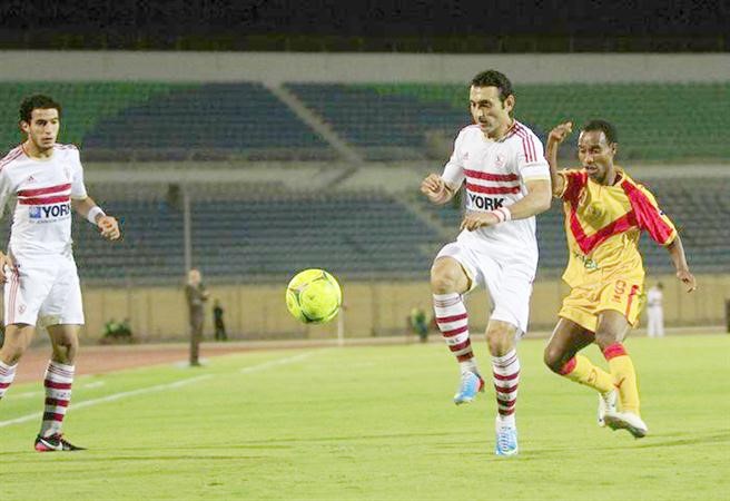لاعب الزمالك يسيطر على الكرة امام مدافع سان جورج