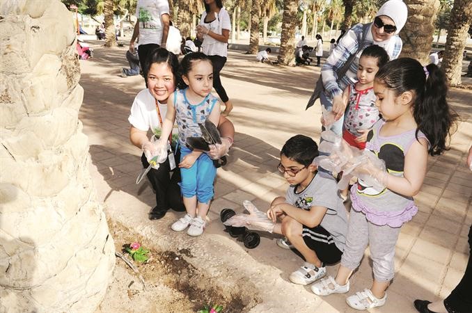 محمد وسارة وتالا سهيل ابناء الزميلة دارين العلي وشهد فقيه يشاركون في زراعة الاشجار بماكدونالدز