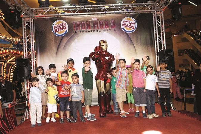 Iron Man مع عدد من الاطفال