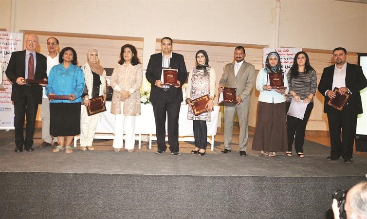 المكرمون في لقطة تذكارية﻿