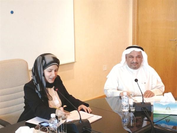 مجنان بوشهري ودعبد الكريم السليم خلال الاجتماع﻿