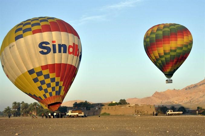 البالون الطائر يستانف رحلانه في الاقصر بعد توقف شهرين 	رويترز﻿