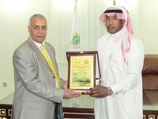يحيى الدوسري يتسلم درعا تذكارية من ممدوح بلال﻿