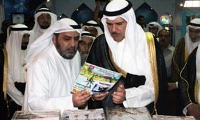 الشيخ سلمان الحمود يتفقد المعرض﻿