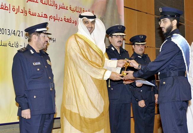 الشيخ محمد العبدالله مكرما احد الخريجين