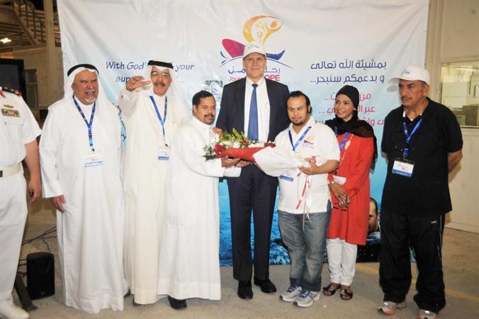 استقبال السفير الاميركي بالورد بحضور يوسف الجاسم وعدد من اعضاء رحلة الامل﻿