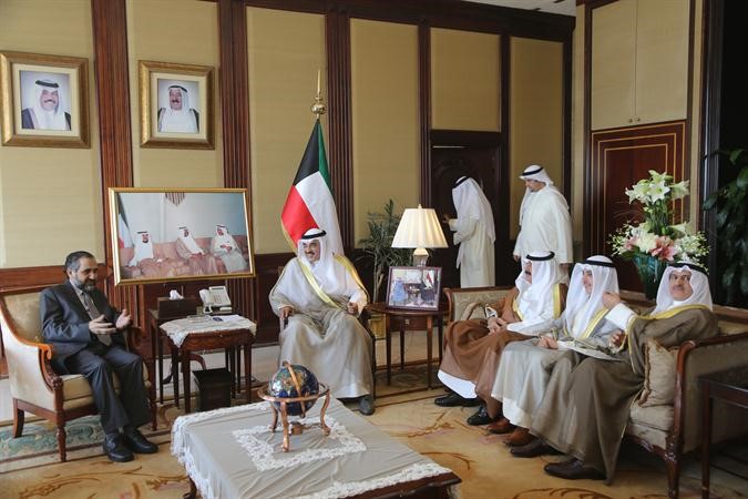 الشيخ صباح الخالد مستقبلا السفير الباكستاني الجديد بحضور خالد الجار الله والشيخ داحمد ناصر المحمد وضاري العجران﻿