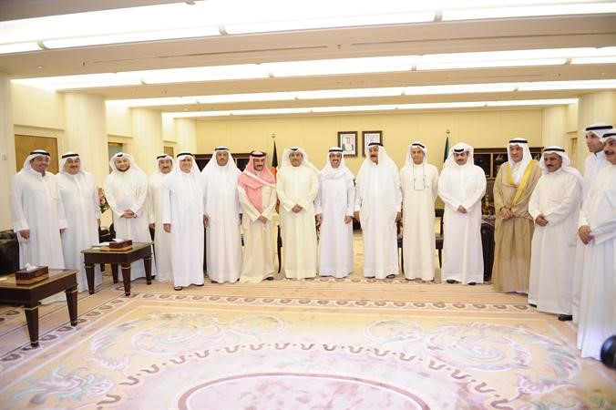 رئيس مجلس الامة علي الراشد متوسطا رئيس جمعية الصحافيين ورؤساء تحرير وممثلي الصحف المحلية