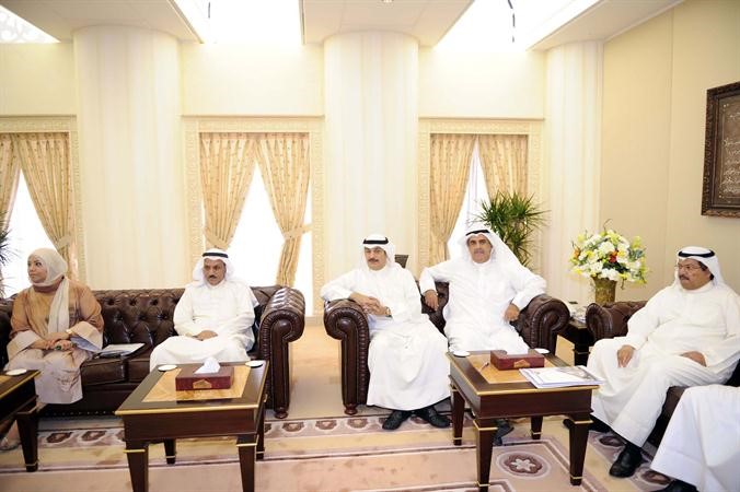 جانب من اللقاء ويبدو مستشاري رئيس مجلس الامة﻿