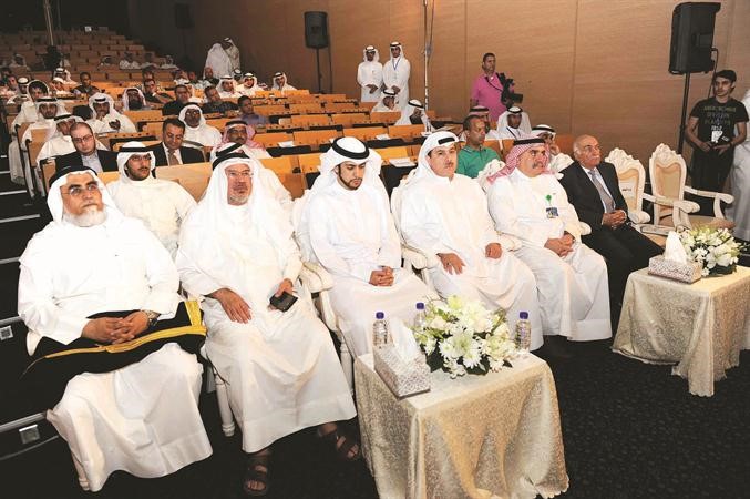 دعبدالمحسن الخرافي ودسليمان شمس الدين وعدد من الحضور﻿