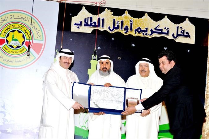 الشيخ خالد العبدالله يتسلم درعا تذكارية من صالح الطيار وعبدالوهاب الزمامي﻿
