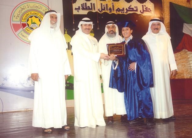 الشيخ خالد العبدالله وعبدالوهاب الجابر وصالح الطيار وعبدالوهاب الزمامي لدى تكريم الطالب المثالي للصف السادسمتين غوزال﻿