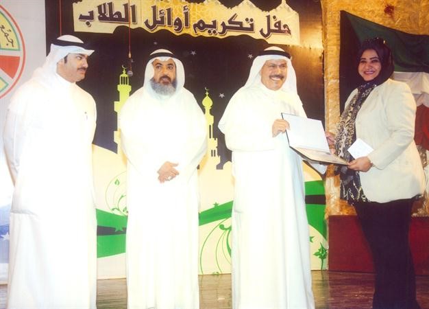 مايسة الهشمي تكرم لجنة مدارس النجاة﻿