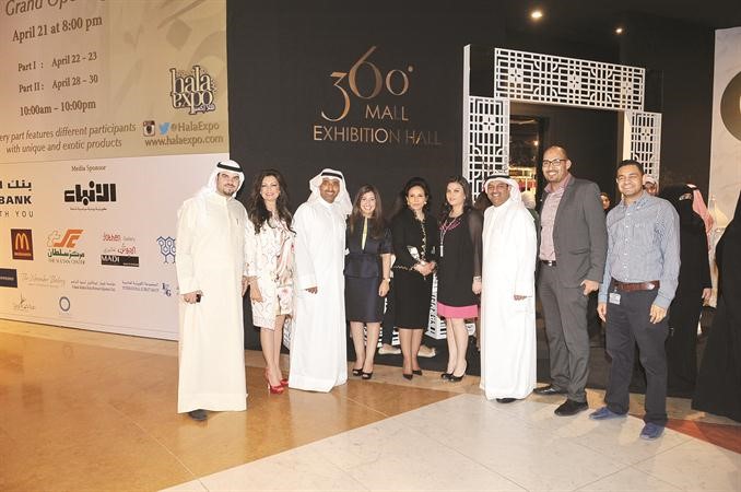 الشيخة فريال الدعيج مع عدد من المشاركين في معرض هلا رمضان 2013 في مول 360﻿
