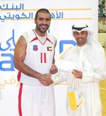 علي البغلي يسلم جائزة افضل لاعب في المباراة ﻿