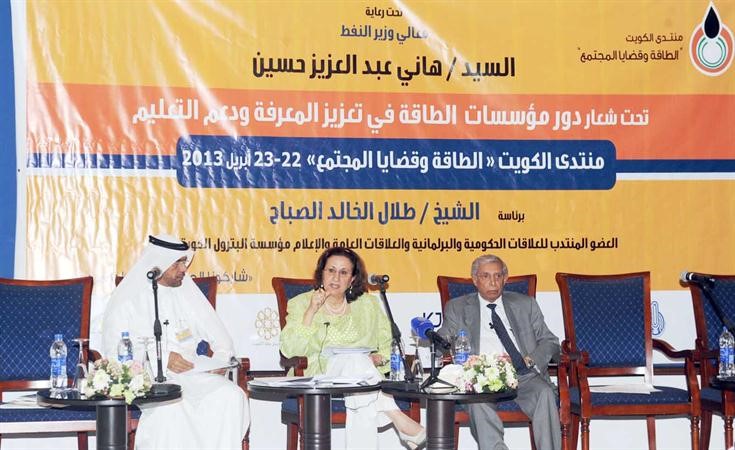 دنجاة المطوع ومتعب العتيبي خلال الجلسة الاولى لمنتدى الطاقة وقضايا المجتمع 