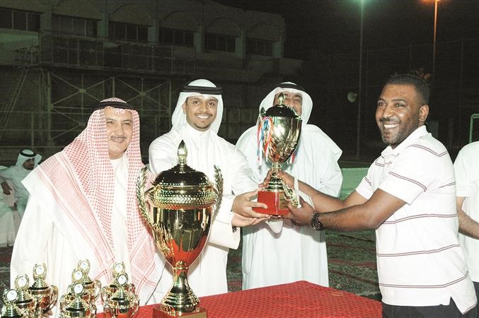 السمحان يسلم الكاس للكابتن ﻿
