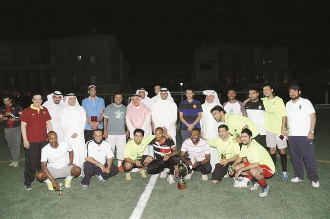 السمحان والردعان مع الفائزين والمنظمين للبطولة 	انور الكندري﻿